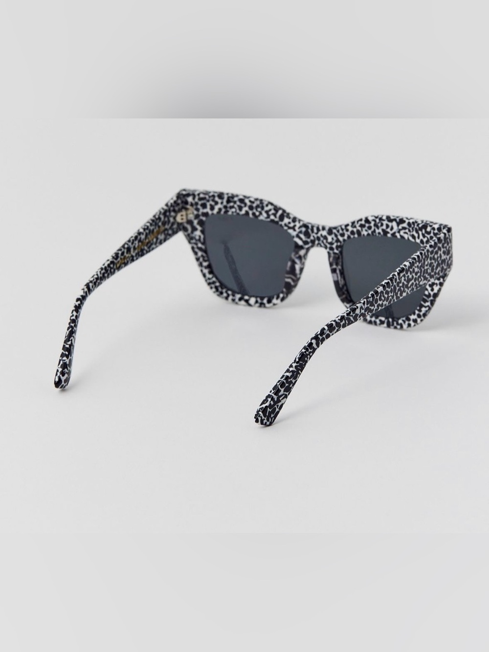 UO Exclusive Decker Polarized Square Sunglasses - Picture 4 of 6